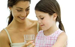 Trẻ ít uống nước dễ bị viêm đường tiết niệu