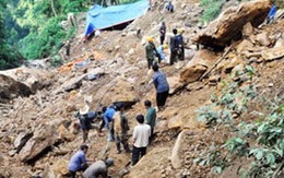 Cứu sống 4 người bị kẹt trong lò đào vàng 