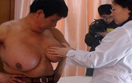 Người đàn ông có bộ ngực siêu bự