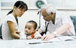 Gia tăng trẻ nhập viện do chuyển mùa