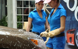 “Bỏng mắt” với chân dài rửa xe
