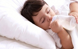 Con bị dị ứng sữa mà mẹ không biết