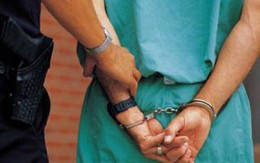 Cụ già 72 tuổi bị bắt vì "mây mưa" trên bãi biển