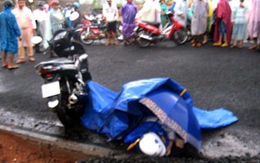Một phụ nữ bị bạn đâm chết giữa trời mưa tầm tã