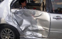 Xe máy đâm ô tô, 2 người nguy kịch