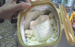 Sữa bột còn hạn nhưng vón cục, đừng cho con uống