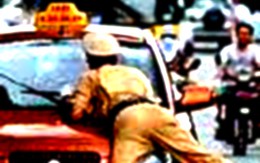 Lại "dạo phố" trên nắp capo xe taxi!