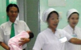 Tài xế taxi cứu sống bé sơ sinh bị vứt trong thùng rác