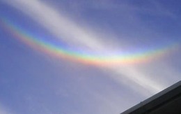 Bé gái phát hiện cầu vồng lộn ngược