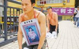 Rủ bạn cởi trần, quỳ giữa phố cầu xin vợ