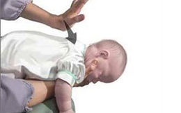 Bé 8 tháng tuổi suýt tử vong khi được mẹ cho ăn