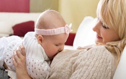 Sữa mẹ chảy ướt áo mà con vẫn đói 