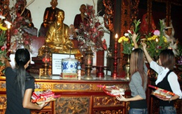 Giới trẻ nô nức lên chùa báo hiếu 