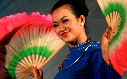 ẢNH: Nữ sinh Kim Anh xinh tươi trên sân khấu