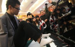 Chàng trai cụt tay chơi piano bằng chân