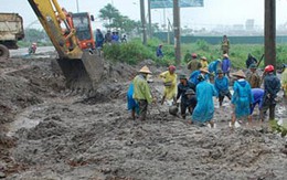 Đội mưa tìm mộ người thân