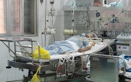 Nỗ lực cứu chữa nạn nhân vụ nổ ở trụ sở công an phường