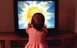 Bé gái hôn mê vì tivi đổ vào người