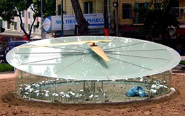 Đồng hồ khổng lồ bên bờ hồ Hoàn Kiếm