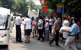 Cảm động hình ảnh con bế cha ngày 2/9