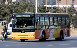 Bé gái bị đẻ rơi trên xe buýt