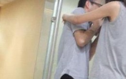 Phải ôm giám đốc trước giờ làm việc