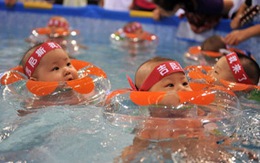 Các bé 0-6 tháng tuổi thi... bơi