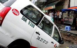 Taxi 7 chỗ lọt xuống 'hố địa ngục' ở Sài Gòn 