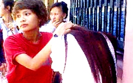 Nữ sinh trong clip bị lôi đi ngay trước mặt mẹ