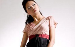 Cách mặc áo cổ sâu khi ngực nhỏ