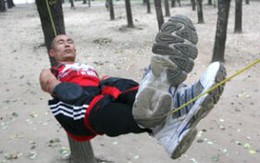 Nằm ngủ 7 tiếng trên... dây thừng