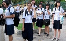Bắt học sinh nông thôn mặc váy đi học 