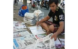 Cậu bé giao báo kiếm tiền đi học