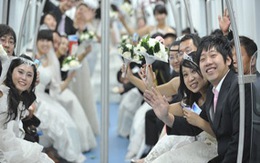 50 đôi cưới trong tàu điện ngầm