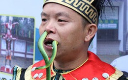 Rắn bò vào mũi rồi chui ra từ... miệng