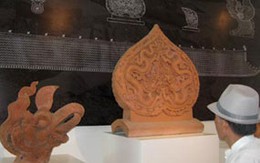 Hoàng thành lần đầu đón khách