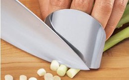 Dụng cụ bảo vệ ngón tay khi cắt thái