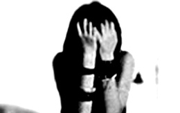 Hai cha con cùng hiếp 1 nữ sinh