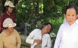 Mẹ chết lặng nhìn con trai bị xe tải cán