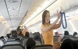 Tiếp viên nhảy bốc lửa trên máy bay