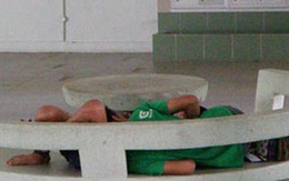Teen ngủ "thân mật" nơi công cộng