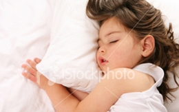Bé 3 tuổi bị giun chui vùng kín