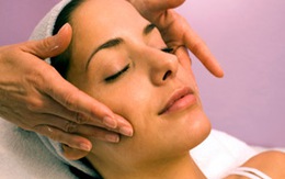 10 phút massage để xóa nếp nhăn