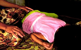 Khởi tố vụ "con bị hiếp, mẹ bị đánh"