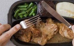 7 tác hại khi ăn tối muộn 