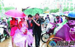 Đón dâu bằng máy xúc trong mưa bão
