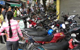 Giữ xe ngày lễ: 50-100.000 đồng/xe máy