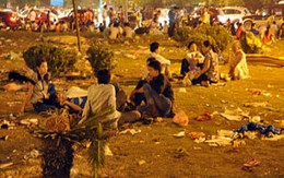 Hà Nội ngập rác sau đại lễ