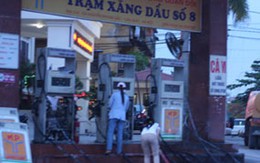 Một cây xăng ở Cầu Giấy bốc khói