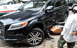 Xe Audi bị "vặt tai" khi đang chạy
